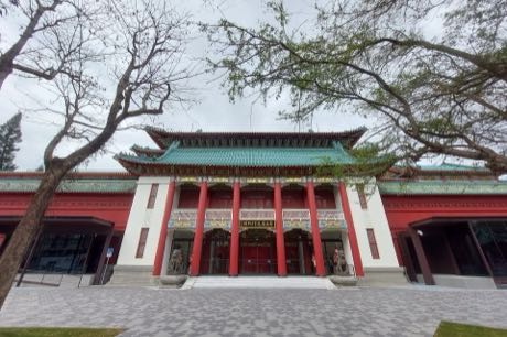 國立歷史博物館南海路正面外觀，紅色立柱與綠瓦屋頂，前方為廣場與樹木。