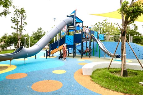 港濱歷史公園的海洋主題遊戲場，有灰色大型管狀溜滑梯、藍色遊戲塔與攀爬坡，地面鋪藍黃圓點軟墊。