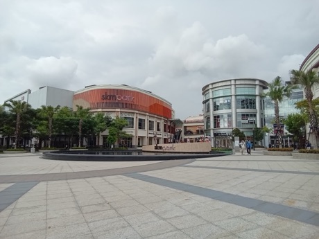 SKM Park Outlets 高雄草衙正面入口。