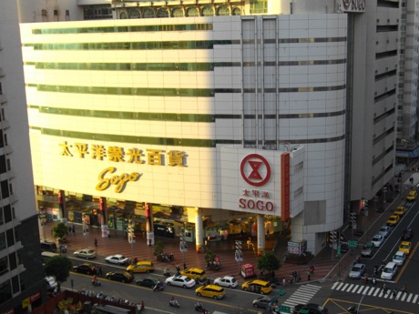 太平洋崇光百貨中壢店，位於桃園縣中壢市元化路357號。
