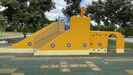 仁化公園黃色潛水艇造型遊戲組，側面有樓梯、攀岩點與滑梯。