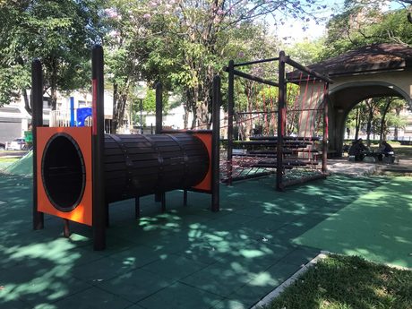 南平公園的復古闖關型遊具，有滾筒隧道與攀爬網，旁邊是拱門造型涼亭。