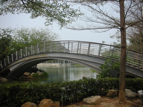 南瀛綠都心公園池上的拱橋