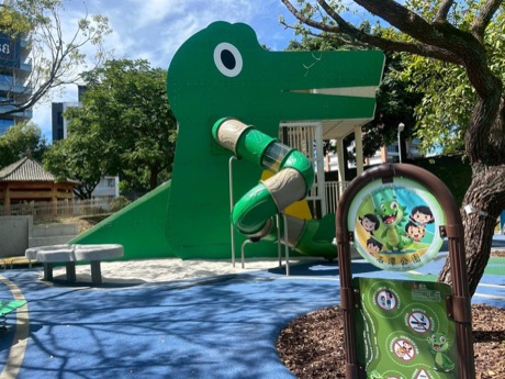 石潭公園的綠色鱷魚造型遊戲塔，有管狀溜滑梯。