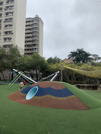萬芳4號公園的管型山丘，草坡上有管狀滑梯出口與天幕。