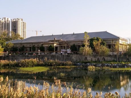 湧泉公園水岸旁修復後的帝國製糖廠臺中營業所歷史建築。